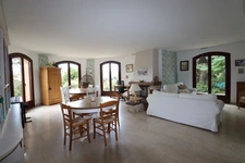 Maison individuelle de 151 m2 habitables, 5 chambres, implantée sur un terrain paysager et clos de 1600 m2.