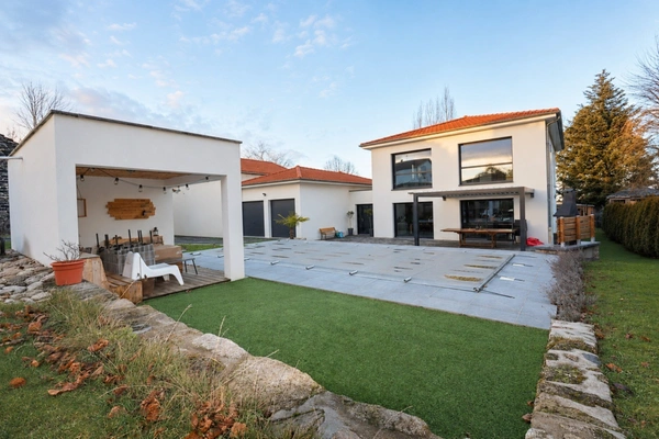 Saint-Maurice de Lignon:Villa contemporaine de 157 m2 habitables, 3 chambres sur terrain paysager de 1700 m2 avec piscine.