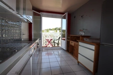 Quartier Bellevue appartement T3 traversant de 64 m², 2 balcons, parking et cave.
