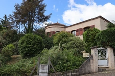 Maison individuelle de 151 m2 habitables, 5 chambres, implantée sur un terrain paysager et clos de 1600 m2.
