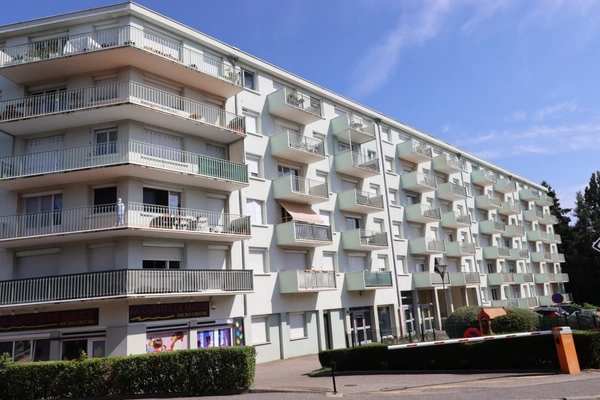 Quartier Bellevue appartement T3 traversant de 64 m², 2 balcons, parking et cave.