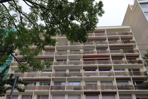 Idéal investisseur. Quartier de Bellevue appartement T3 traversant de 68 M2 avec garage.