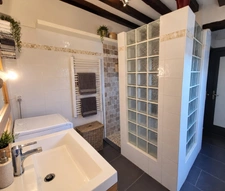 Grande maison de 400 m² avec piscine intérieure chauffée, sauna et appartement indépendant, sur 3 000 m² clos