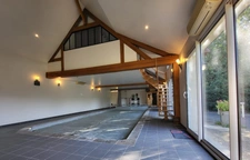 Grande maison de 400 m² avec piscine intérieure chauffée, sauna et appartement indépendant, sur 3 000 m² clos