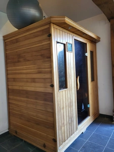 Grande maison de 400 m² avec piscine intérieure chauffée, sauna et appartement indépendant, sur 3 000 m² clos