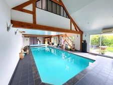 Grande maison de 400 m² avec piscine intérieure chauffée, sauna et appartement indépendant, sur 3 000 m² clos