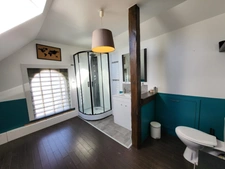Grande maison de 400 m² avec piscine intérieure chauffée, sauna et appartement indépendant, sur 3 000 m² clos