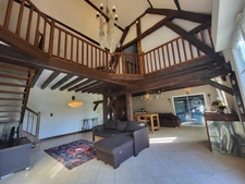Grande maison de 400 m² avec piscine intérieure chauffée, sauna et appartement indépendant, sur 3 000 m² clos