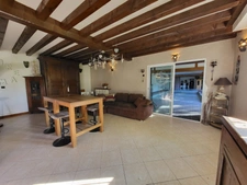Grande maison de 400 m² avec piscine intérieure chauffée, sauna et appartement indépendant, sur 3 000 m² clos