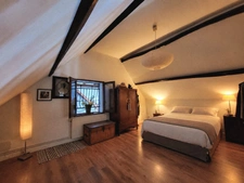 Grande maison de 400 m² avec piscine intérieure chauffée, sauna et appartement indépendant, sur 3 000 m² clos