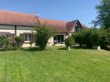 Grande maison de 400 m² avec piscine intérieure chauffée, sauna et appartement indépendant, sur 3 000 m² clos