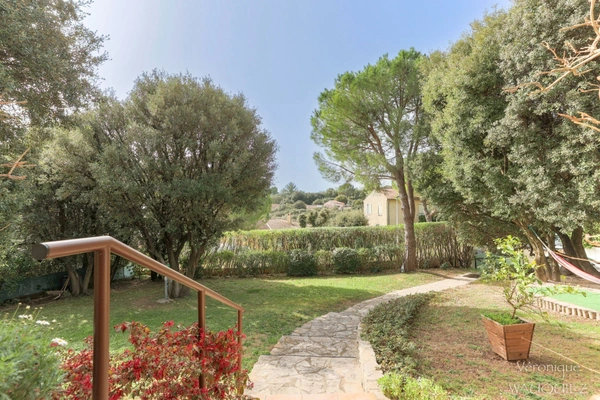 Villa familiale avec piscine – Un écrin de verdure rare à proximité des commodités