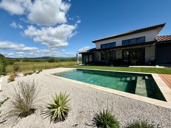 A 15 MN DE MONTPELLIER, MAGNIFIQUE VILLA CONTEMPORAINE RECENTE AVEC VUE