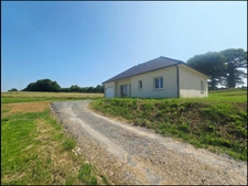 Maison plain pied 90 m² à vendre SEILHAC (19) - 3 chambres - 1 grand salon séjour avec cuisine aménagée équipée - 1 cellier - 1 garage  - 1 wc - 1 salle d'eau, norme RE 2020 ET PMR