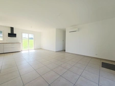 Maison plain pied 90 m² à vendre SEILHAC (19) - 3 chambres - 1 grand salon séjour avec cuisine aménagée équipée - 1 cellier - 1 garage  - 1 wc - 1 salle d'eau, norme RE 2020 ET PMR