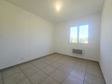 Maison plain pied 90 m² à vendre SEILHAC (19) - 3 chambres - 1 grand salon séjour avec cuisine aménagée équipée - 1 cellier - 1 garage  - 1 wc - 1 salle d'eau, norme RE 2020 ET PMR