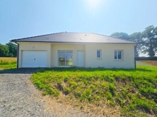 Maison plain pied 90 m² à vendre SEILHAC (19) - 3 chambres - 1 grand salon séjour avec cuisine aménagée équipée - 1 cellier - 1 garage  - 1 wc - 1 salle d'eau, norme RE 2020 ET PMR