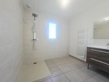 Maison plain pied 90 m² à vendre SEILHAC (19) - 3 chambres - 1 grand salon séjour avec cuisine aménagée équipée - 1 cellier - 1 garage  - 1 wc - 1 salle d'eau, norme RE 2020 ET PMR