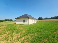 Maison plain pied 90 m² à vendre SEILHAC (19) - 3 chambres - 1 grand salon séjour avec cuisine aménagée équipée - 1 cellier - 1 garage  - 1 wc - 1 salle d'eau, norme RE 2020 ET PMR
