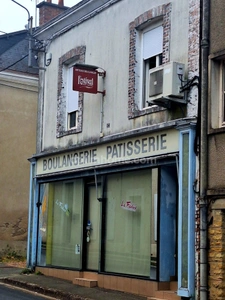 Local commercial et logement de 194m2 à rénover à BESSE SUR BRAYE (72)