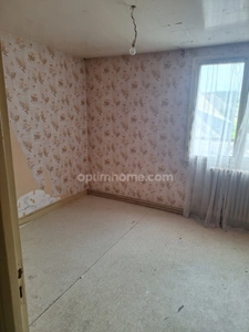 Local commercial et logement de 194m2 à rénover à BESSE SUR BRAYE (72)