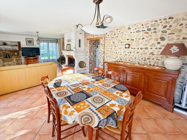 Dpt Gers (32), à vendre AIRE SUR L'ADOUR PROCHE maison ancienne en pierres entièrement rénovée T5 de 160 m² habitables + terrasses et grand double garage sur 1592 m² de terrain, au calme