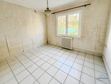 Landes (40) department, for sale in Aire-sur-l'Adour: a 96 sq m (1033 sq ft) 4-room house requiring renovation, plus a garage, on a 620 sq m (6,688 sq ft) plot of land, in a quiet location.