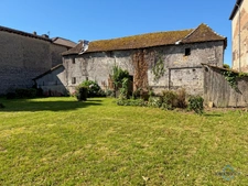 Dpt Landes (40), à vendre AIRE SUR L'ADOUR maison à rénover T6 de 200 m² habitables + garage attenant et dépendances sur 1314 m² de terrain au centre village