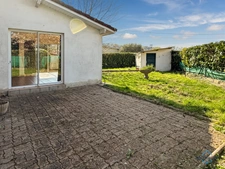 Landes (40) department, for sale in Aire-sur-l'Adour: a 96 sq m (1033 sq ft) 4-room house requiring renovation, plus a garage, on a 620 sq m (6,688 sq ft) plot of land, in a quiet location.