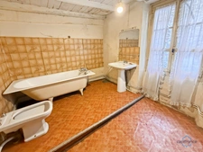 Dpt Landes (40), à vendre AIRE SUR L'ADOUR maison à rénover T6 de 200 m² habitables + garage attenant et dépendances sur 1314 m² de terrain au centre village