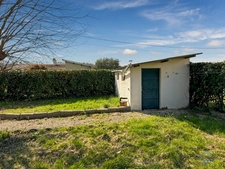 Landes (40) department, for sale in Aire-sur-l'Adour: a 96 sq m (1033 sq ft) 4-room house requiring renovation, plus a garage, on a 620 sq m (6,688 sq ft) plot of land, in a quiet location.