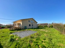 Gers (32) department, for sale in Barcelonne-du-Gers: 6-room house (T6) of 192 m² of living space, compliant with accessibility standards, plus 2 verandas and a large garage on 1670 m² of land, at the