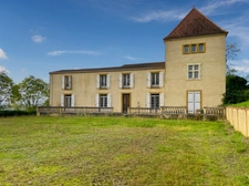 Dpt Gers (32), à vendre Proche de RISCLE château T6 de 327 m² habitables + 580 m² de dépendances attenantes sur 8157 m² de terrain