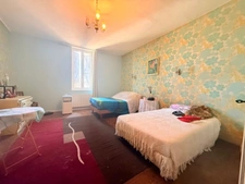 Dpt Hautes Pyrénées (65), for sale TRIE SUR BAISE Building of 215 m² of living space on 3 levels with courtyard