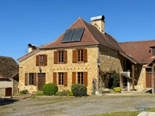 Gers (32), for sale in Viella: Superb character house with 8 rooms (T8) offering 270 m² of living space + large adjoining garage, carport and campervan shelter, swimming pool on 5493 m² of land, in a 