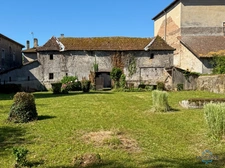Dpt Landes (40), à vendre AIRE SUR L'ADOUR maison à rénover T6 de 200 m² habitables + garage attenant et dépendances sur 1314 m² de terrain au centre village