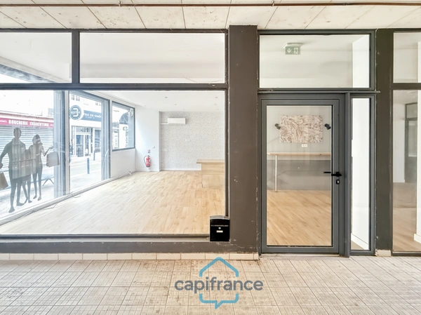 Dpt Landes (40), à vendre AIRE SUR L'ADOUR Local/Bureaux de 72m² utilisables + cave, bon emplacement au centre-ville