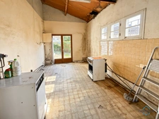Landes (40) department, for sale in Aire-sur-l'Adour: a 96 sq m (1033 sq ft) 4-room house requiring renovation, plus a garage, on a 620 sq m (6,688 sq ft) plot of land, in a quiet location.