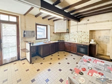 Dpt Landes (40), à vendre AIRE SUR L'ADOUR maison à rénover T6 de 200 m² habitables + garage attenant et dépendances sur 1314 m² de terrain au centre village