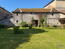 Dpt Landes (40), à vendre AIRE SUR L'ADOUR maison à rénover T6 de 200 m² habitables + garage attenant et dépendances sur 1314 m² de terrain au centre village