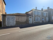 Dpt Landes (40), à vendre AIRE SUR L'ADOUR maison à rénover T6 de 200 m² habitables + garage attenant et dépendances sur 1314 m² de terrain au centre village