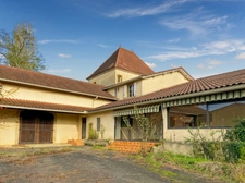 Dpt Gers (32), à vendre Proche de RISCLE château T6 de 327 m² habitables + 580 m² de dépendances attenantes sur 8157 m² de terrain