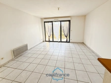 Dpt Landes (40), à vendre AIRE SUR L'ADOUR Appartement T2 de 40m² habitables en rez-de-chaussée + jardin de 35 m² et place de parking privative, proche du centre-ville et au calme