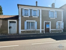 Dpt Landes (40), à vendre AIRE SUR L'ADOUR maison à rénover T6 de 200 m² habitables + garage attenant et dépendances sur 1314 m² de terrain au centre village