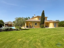 Dpt Landes (40), à vendre AIRE SUR L'ADOUR maison contemporaine T6 de 202m² habitables + terrases, pool house, garage de 60 m² et piscine sur 2755m² de terrain, au calme