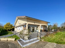 Gers (32) department, for sale in Barcelonne-du-Gers: 6-room house (T6) of 192 m² of living space, compliant with accessibility standards, plus 2 verandas and a large garage on 1670 m² of land, at the