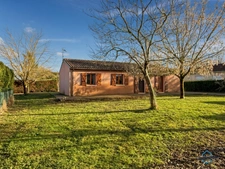 Gers (32) department, for sale in Barcelonne-du-Gers: Single-story, 4-room house with 105 m² of living space + attached garage and detached double garage on 1193 m² of land, in a quiet location