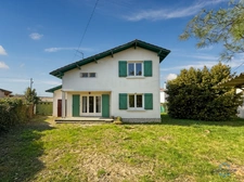 Landes (40) department, for sale in Aire-sur-l'Adour: a 96 sq m (1033 sq ft) 4-room house requiring renovation, plus a garage, on a 620 sq m (6,688 sq ft) plot of land, in a quiet location.