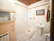 Dpt Landes (40), à vendre AIRE SUR L'ADOUR maison à rénover T6 de 200 m² habitables + garage attenant et dépendances sur 1314 m² de terrain au centre village