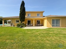 Landes (40) department, for sale in Aire-sur-l'Adour: contemporary 6-room house of 202m² of living space + terraces, pool house, 60m² garage and swimming pool on 2755m² of land, in a quiet location